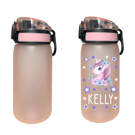 trinkflasche, trinkflasche kinder, trinkflasche kinder einhorn, trinkflasche einhorn, trinkflasche mädchen, trinkflasche mädchen einhorn,trinkflasche personalisiert, trinkflasche kinder personalisiert, trinkflasche mädchen personalisiert, trinkflasche mit name, trinkflasche mädchen mit name,trinkflasche kinder mit name, trinkflasche auslaufsicher, trinkflasche kinder auslaufsicher, trinkflasche kinder schule, trinkflasche schule, trinkflasche kindergarten, trinkflasche spielgruppe, trinkflasche bedruckt