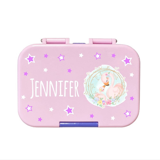 znünibox klein flamingo, znünibox flamingo, znünibox kinder flamingo, znünibox kinder flamingo personalisiert, lunchbox flamingo, lunchbox kinder flamingo, lunchbox kinder flamingo personalisiert, znünibox kinder personalisiert schweiz kaufen, lunchbox kinder personalisiert kaufen, yumbox, yumbox personalisiert, znünibox migros, 